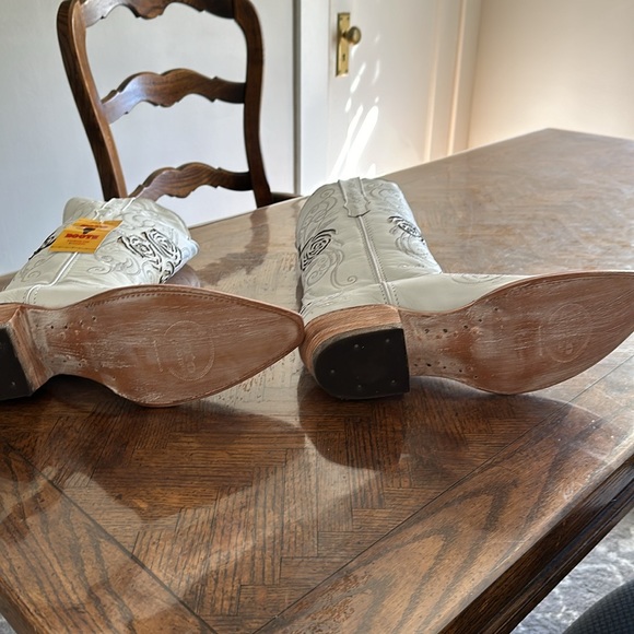 White cowgirl boots with rose inlay - Picture 3 of 5